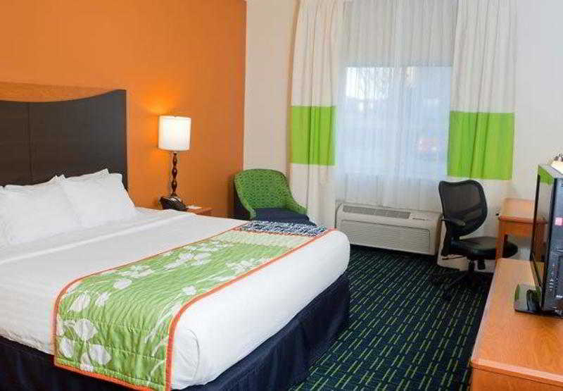 Fairfield Inn & Suites By Marriott Champaign Room photo
