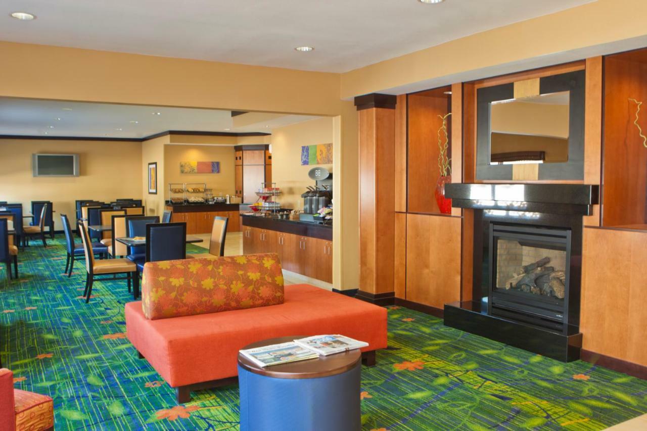 Fairfield Inn & Suites By Marriott Champaign Restaurant photo
